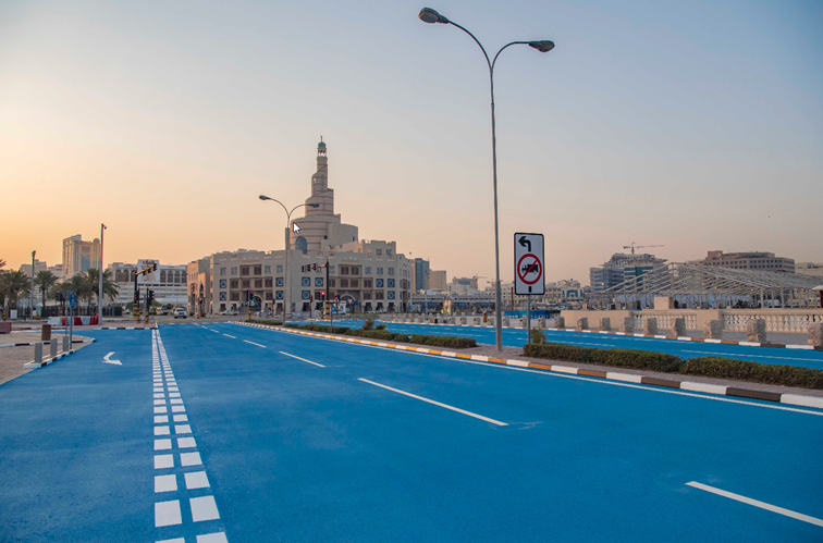 image de la ville de Doha avec les routes bleues turquoises peintes par les services publics de la ville pour lutter contre les îlots de chaleur