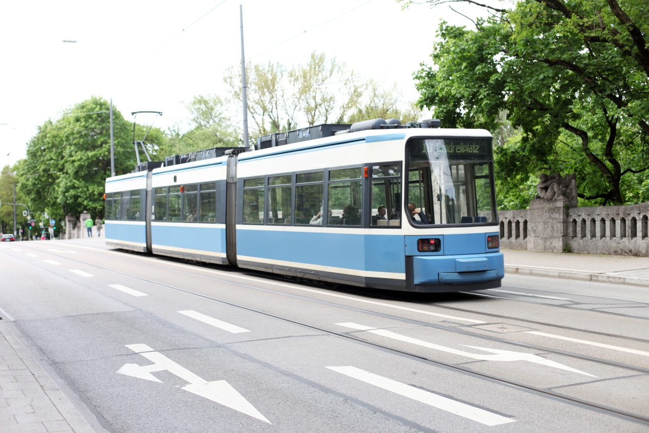 image d'un tramway du réseau de transports publics d'une ville