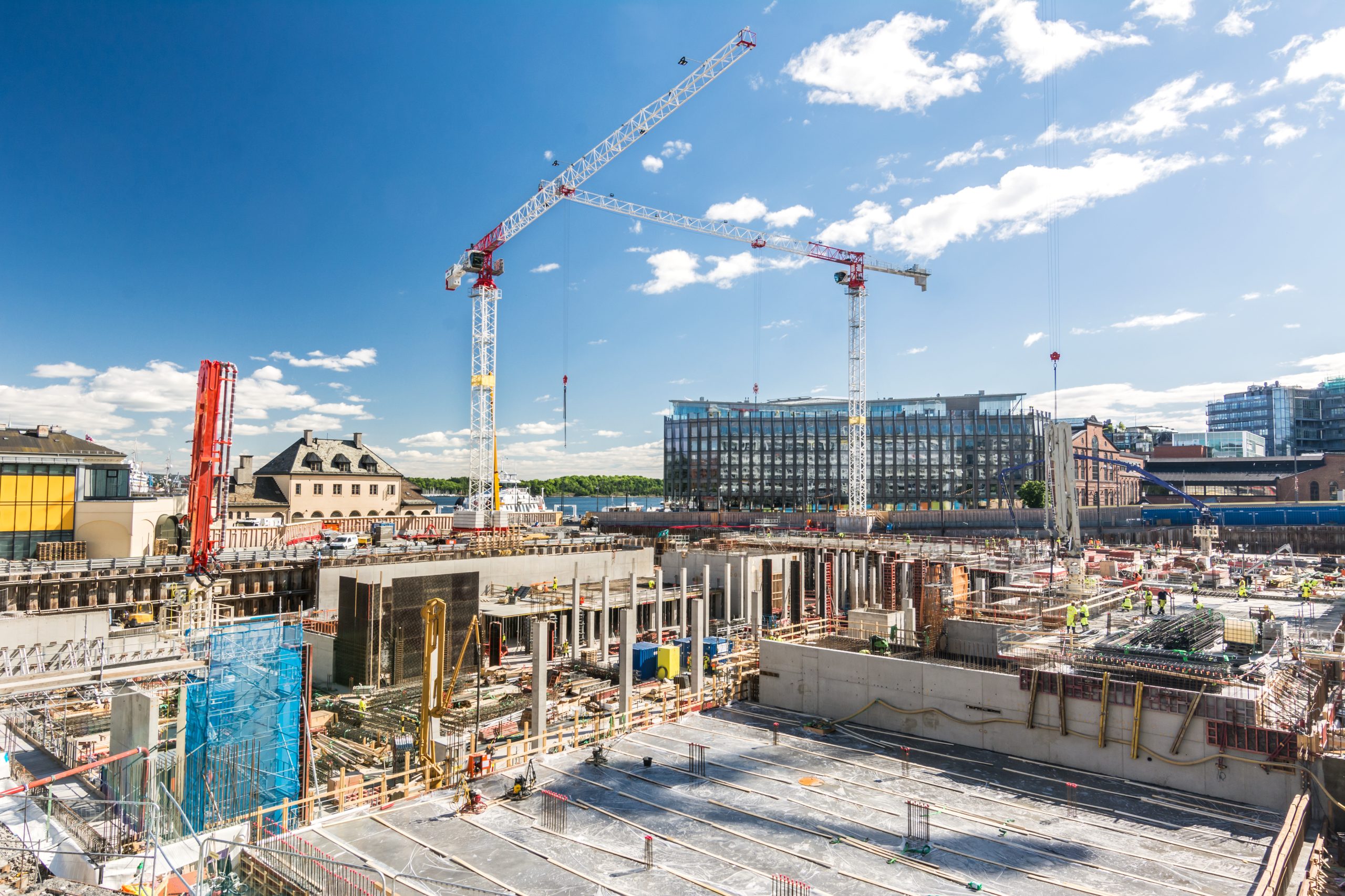 Image d'un chantier et de tous les matériels nécessaires à son bon déroulement : engins, grues, bases vies, etc.