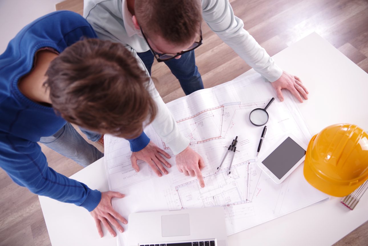 Image d'un bureau d'étude en train de confectionner les plans d'ingénierie à la construction d'un futur bâtiment