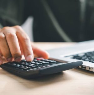 Comptable utilisant une calculette