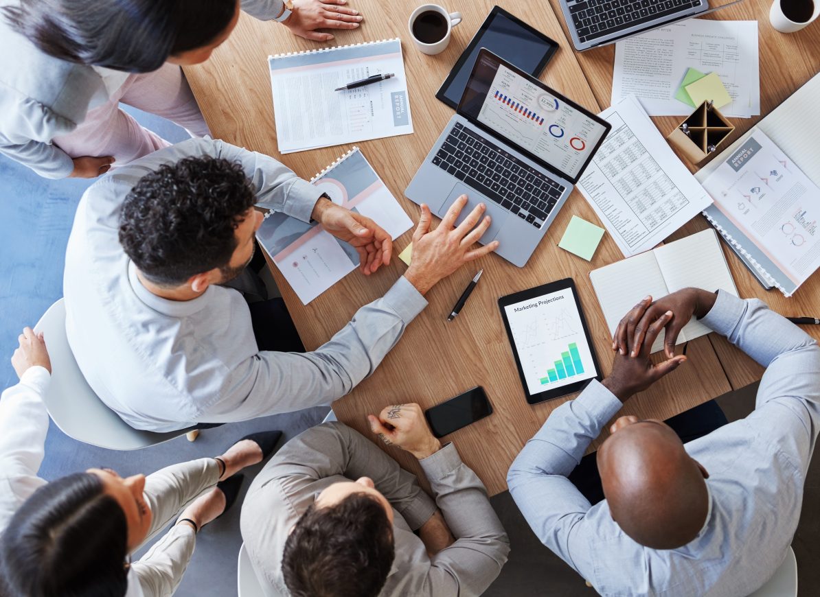 Collaborateurs en réunion en train de travailler de la donnée