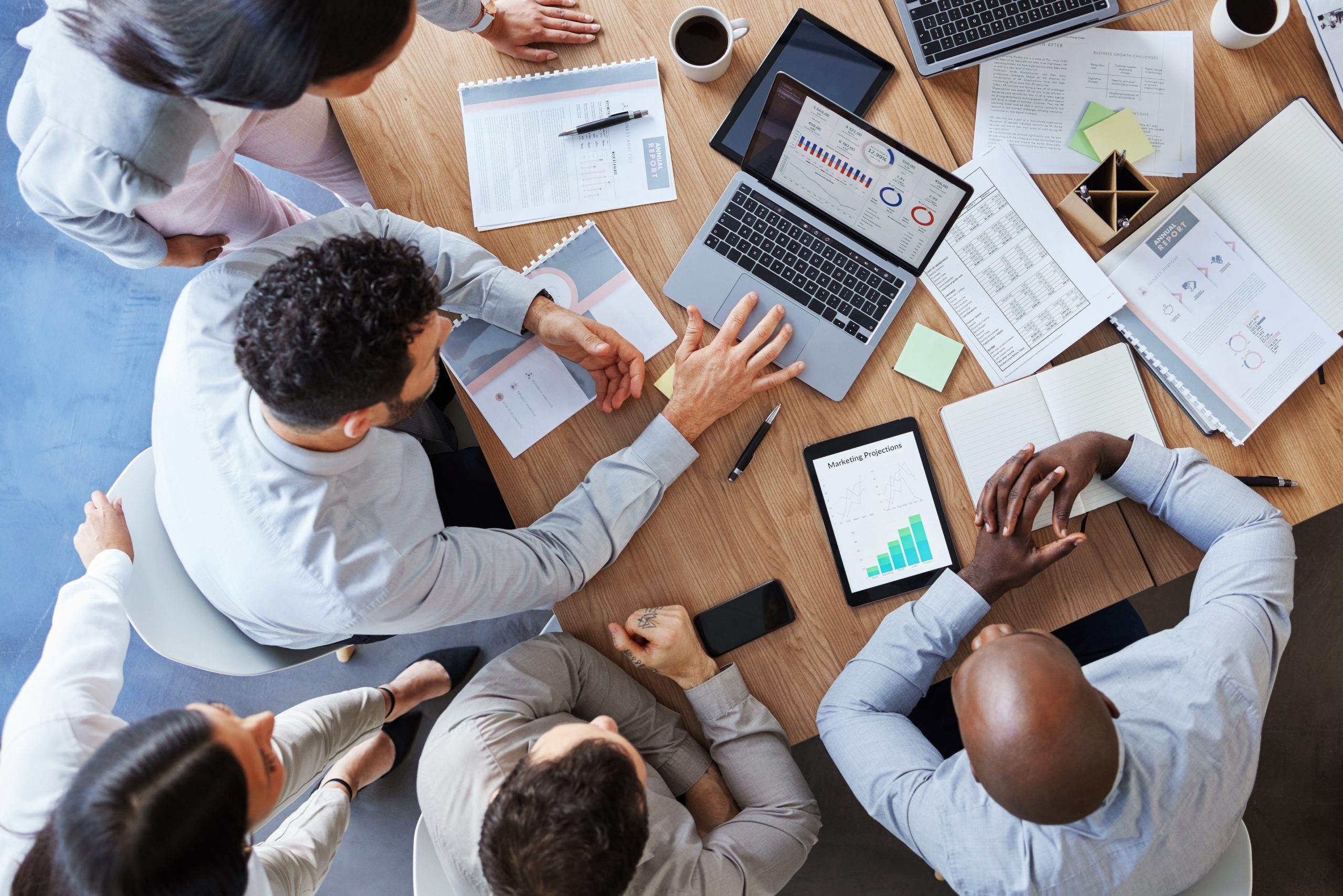 Collaborateurs en réunion en train de travailler de la donnée