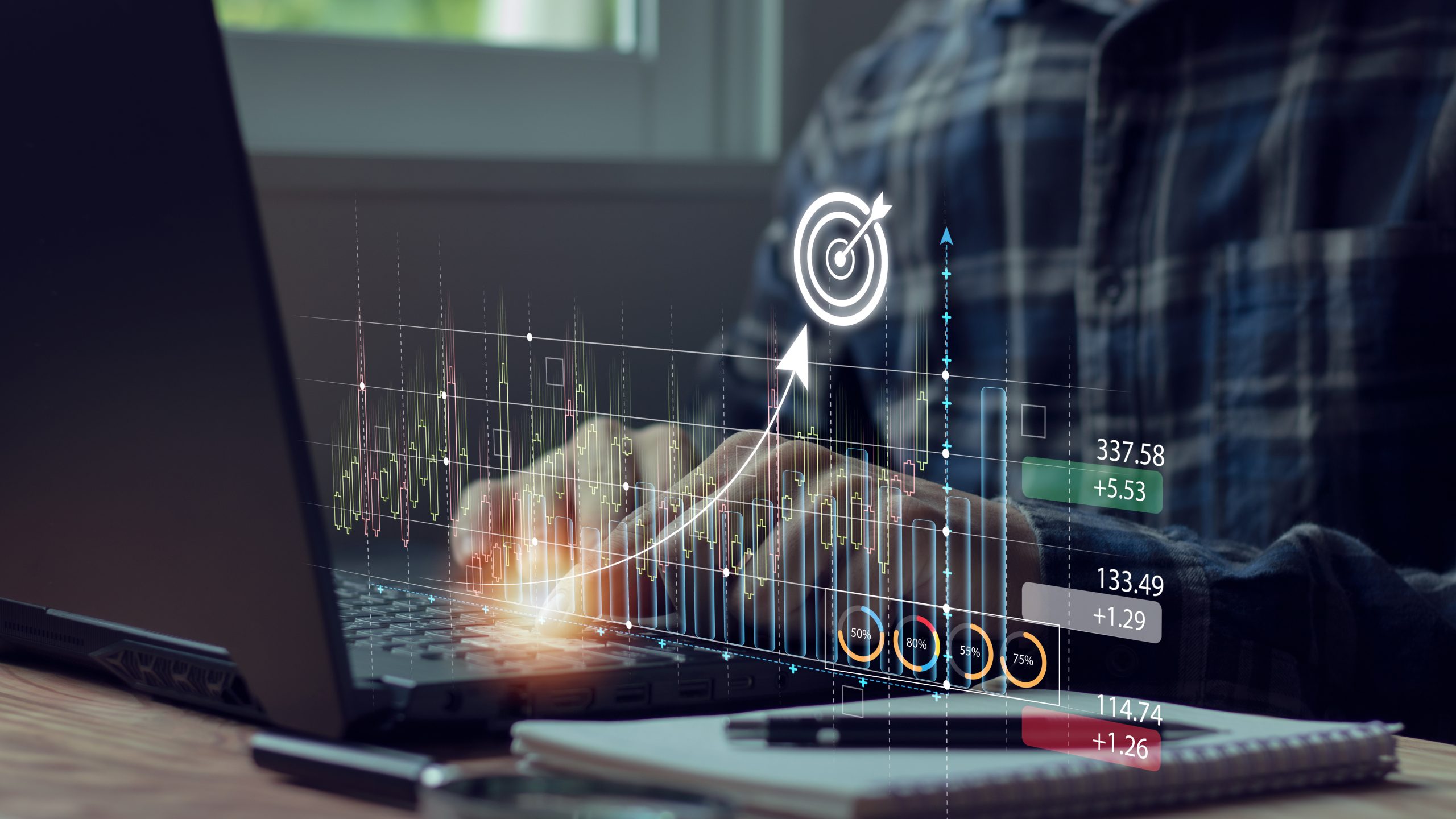 Collaorateur devant un ordinateur en train d'analyser de la donnée pour atteindre son objectif de croissance