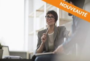 Femme échangeant avec une personne de dos, dans le cadre d'un appel d'offre