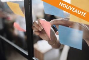 personne collant un post-it sur une vitre