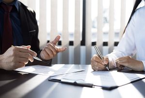 image de deux personnes en négociation pour illustrer notre article sur les contrats d'assurance publics des collectivités