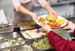 image d'une cantine scolaire pour illustrer notre article sur les marchés de restauration collective