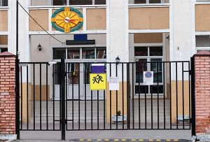 image d'un portail fermé d'une école scolaire pour illustrer notre article sur la sécurité des établissements scolaires