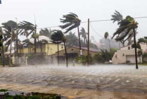 image d'une tempête tropicale inondant une ville pour illustrer les changements climatiques